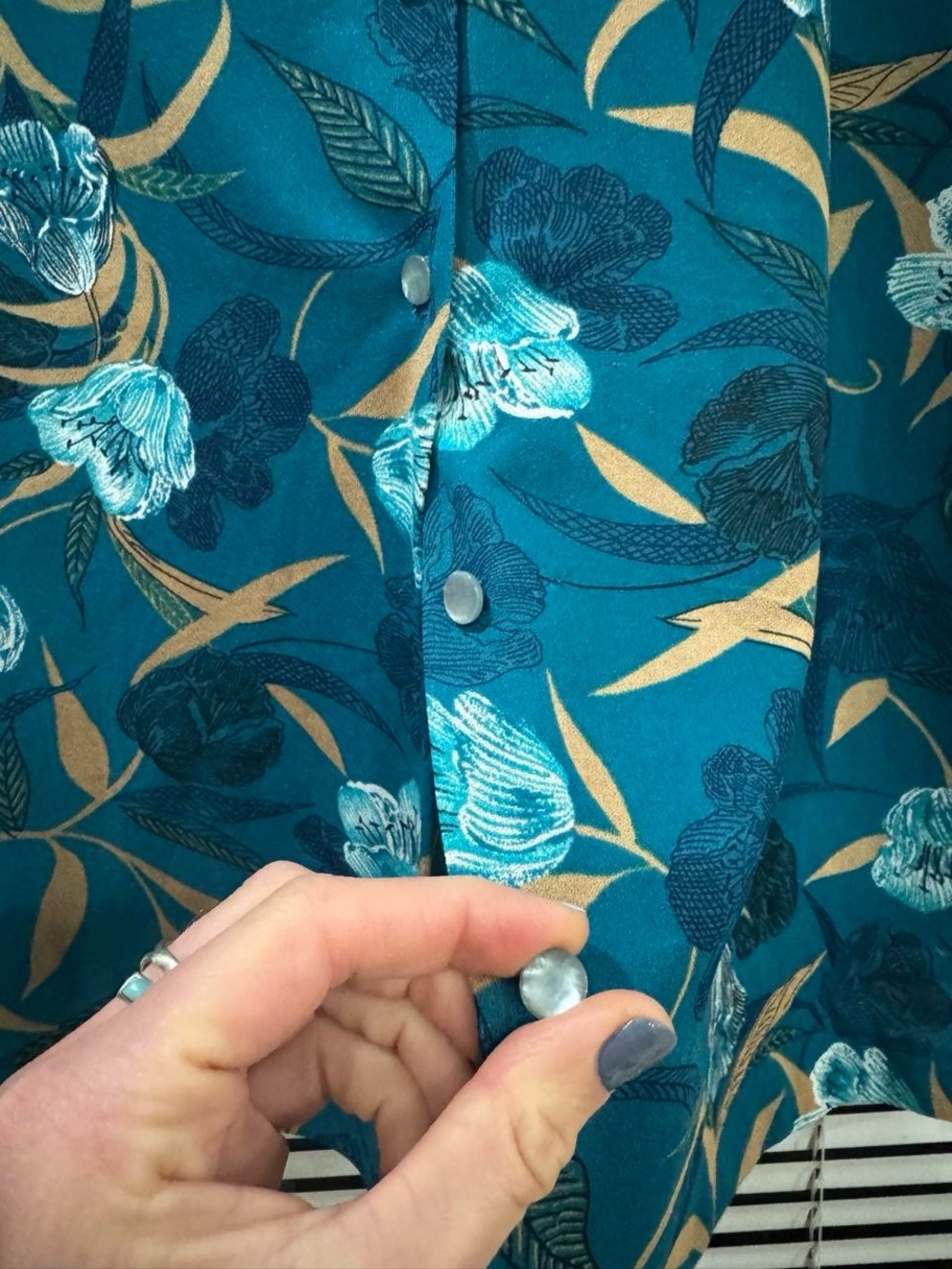 Vintage Graff Floral button down - Picture 4 of 4